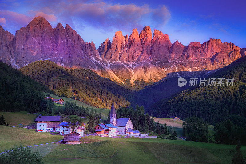 意大利阿尔卑斯山Dolomites，田园诗般的圣玛格达莱纳风景和日落教堂