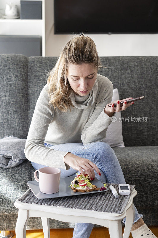 中年糖尿病妇女在家吃早餐