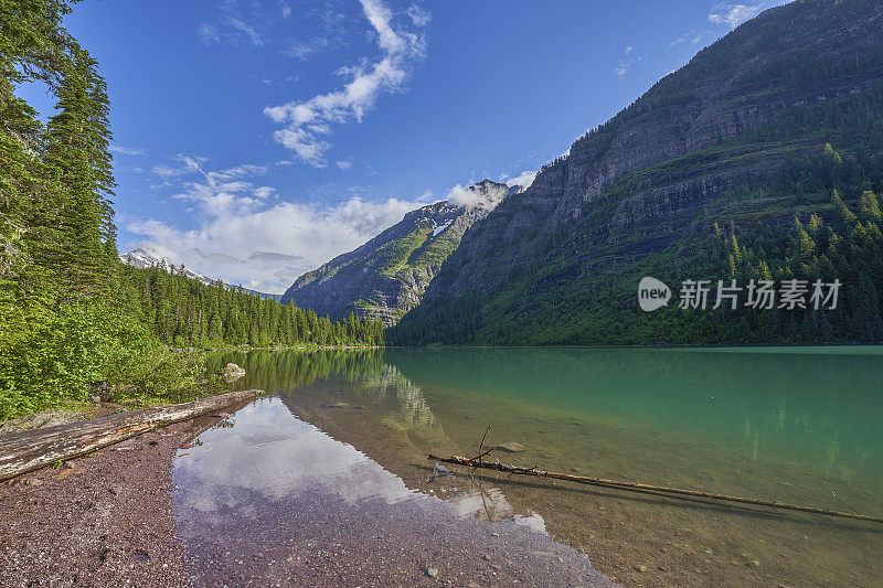 美国蒙大拿州冰川国家公园雪崩湖地区夏季美丽的自然风光。
