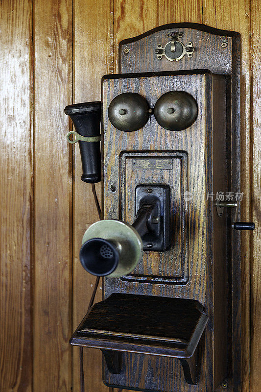 真正旧式的壁挂式电话，有单独的耳和口片。我们的孩子不会知道这是什么!