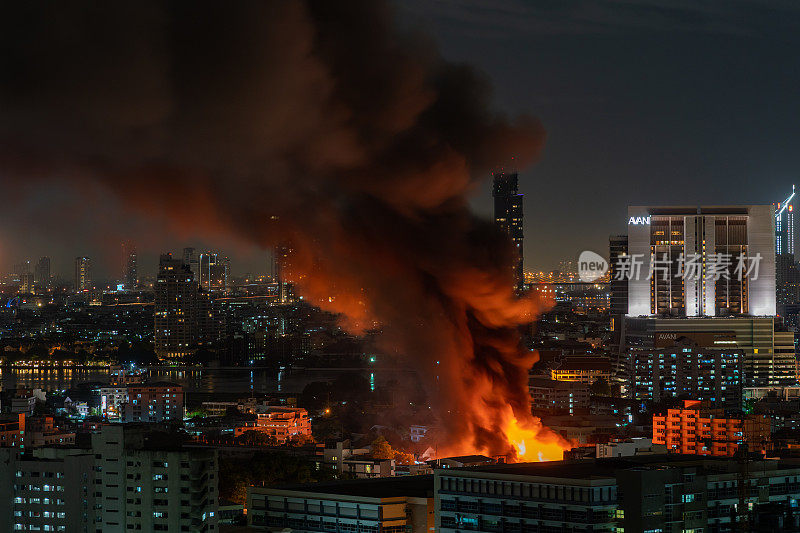 曼谷夜间居民区发生火灾