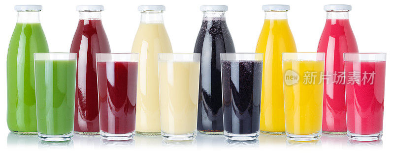 一组新鲜水果，冰沙，水果，橙汁饮料，在玻璃和瓶子孤立的白色