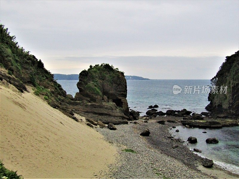 日本。7月。大海，沙子，岩石和天空。