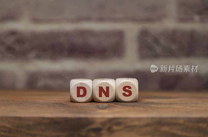 DNS字写在木块上。