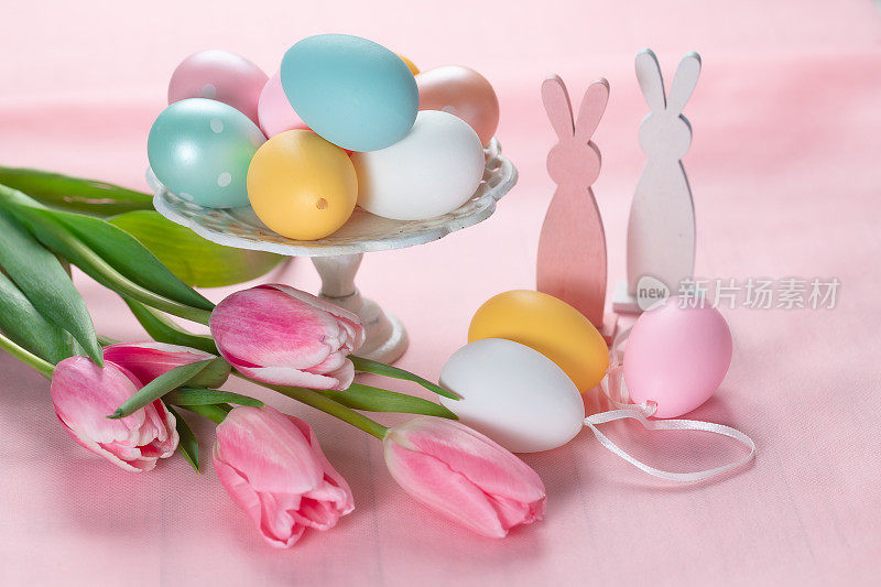 带有粉色郁金香的复活节彩蛋和复活节兔子