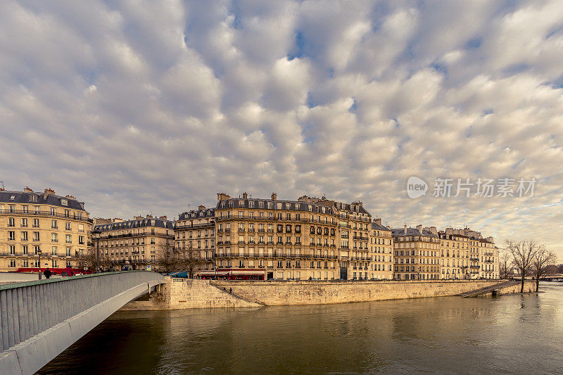 在巴黎的圣路易岛，公寓大楼的正面有美丽的云彩