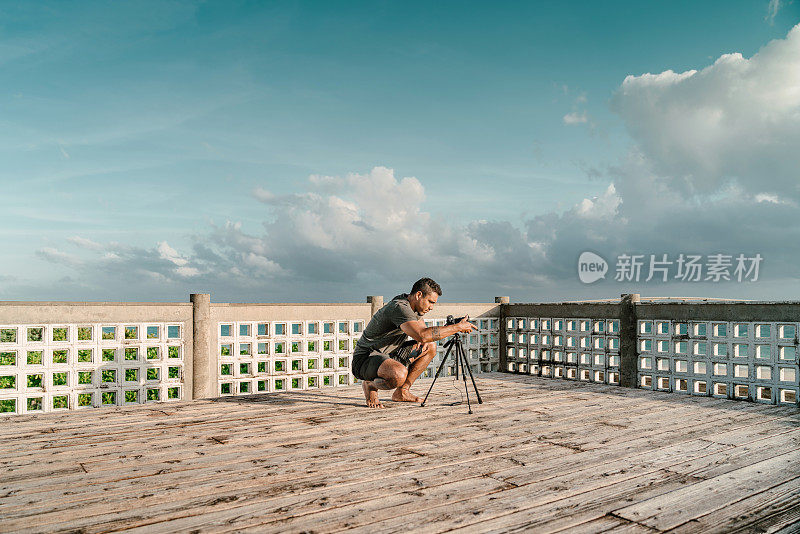 对着天空拍摄完整长度的人。