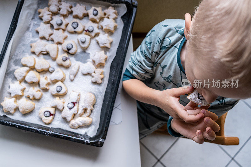 小孩子在家里吃刚烤好的饼干