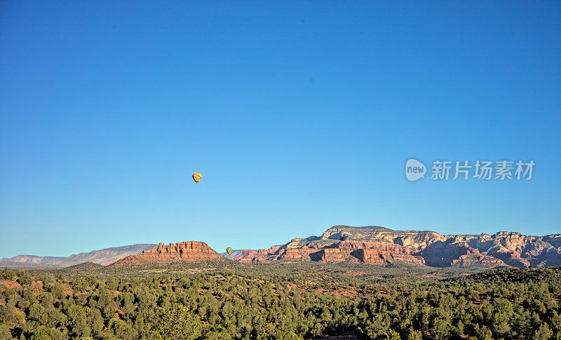 气球飞越亚利桑那州沙漠岩石