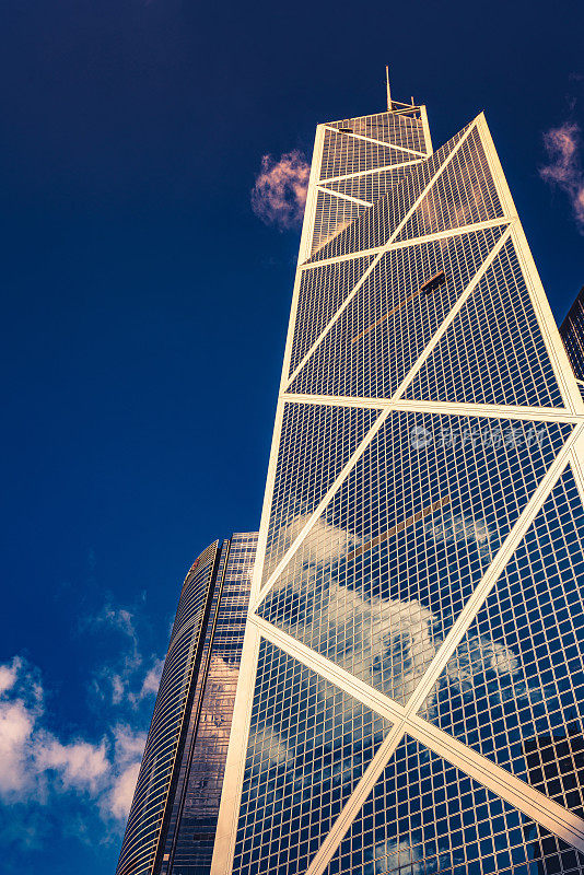 未来的城市景观摩天大楼闪闪发光的中国香港