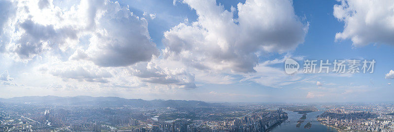 天空中美丽的云彩和晚霞