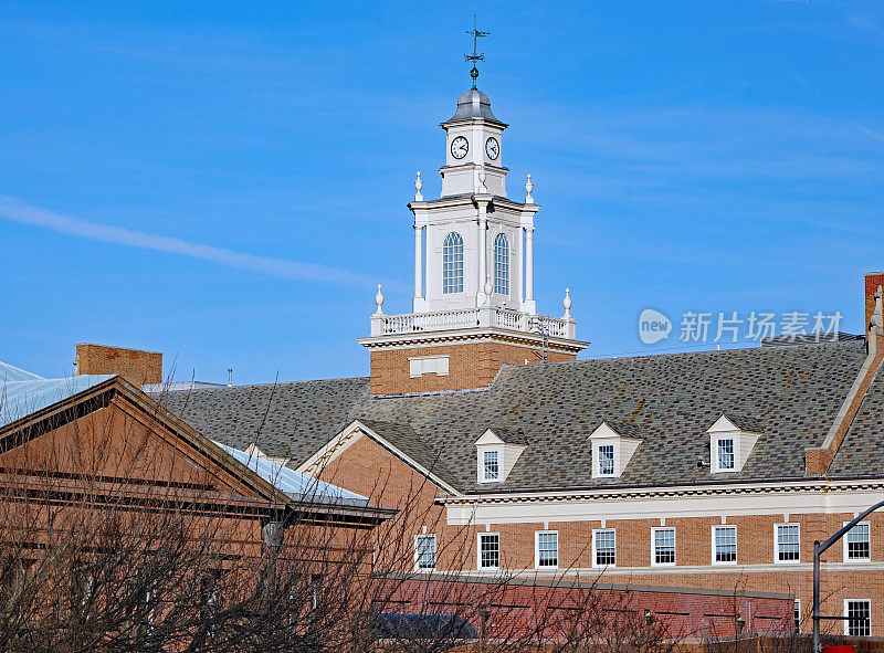 新英格兰风格的砖砌学院建筑，带有钟楼、炮塔和风标