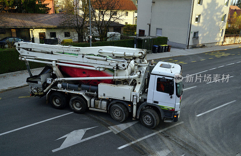 斯洛文尼亚卢布尔雅那街道上的混凝土泵车