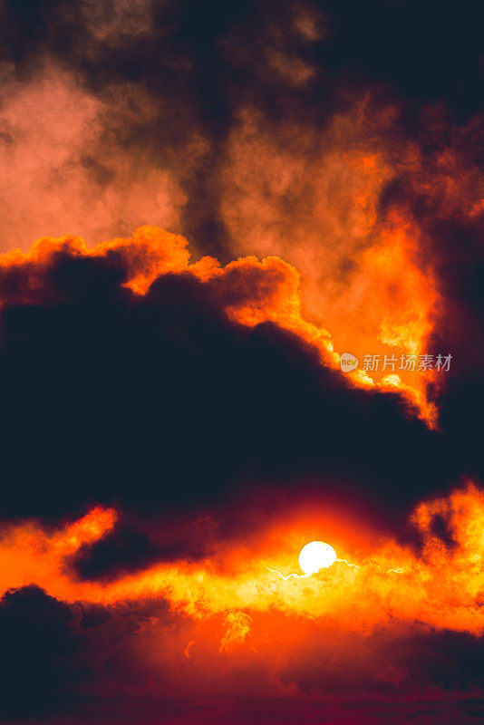 壮观的火红燃烧的日出天空，深红色的云景