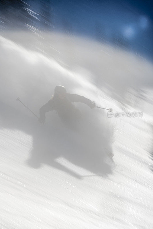 滑雪者下着厚厚的粉状雪穿过森林