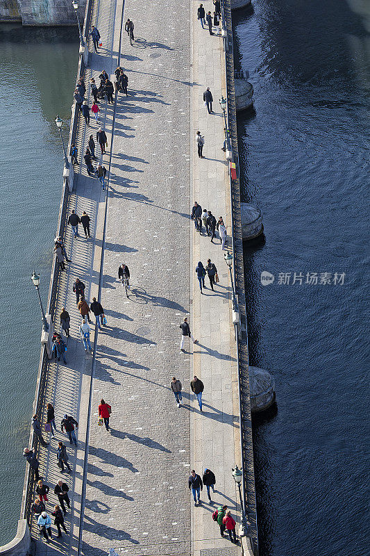 人们走在Muensterbruecke，鸟瞰图，瑞士