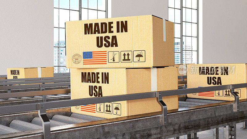 美国制造，传送带上印有美国国旗的纸板箱