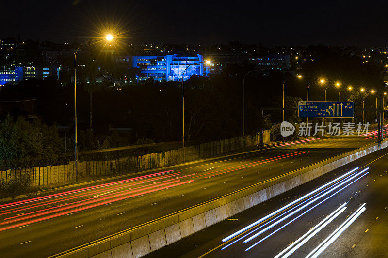 多车道公路在夜间与汽车