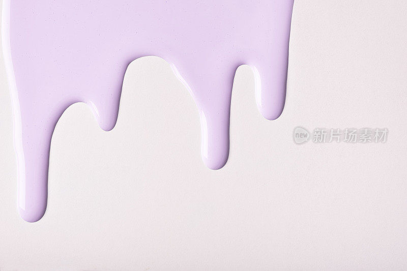 淡紫色液体滴下油漆色，孤立白色背景。抽象的紫色背景与流体滴图案