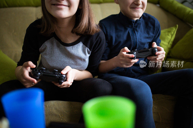 弟弟和妹妹一起玩电子游戏