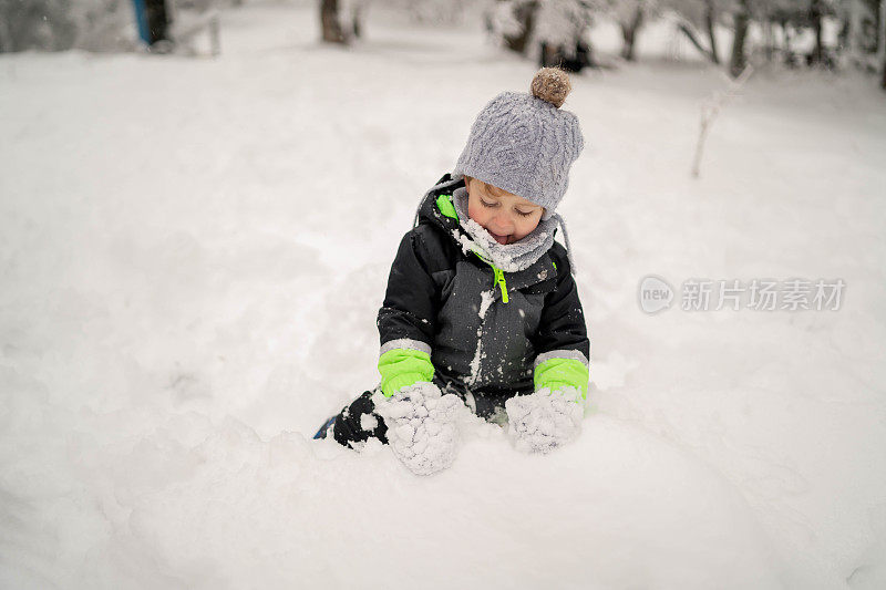 孩子们在雪中玩耍