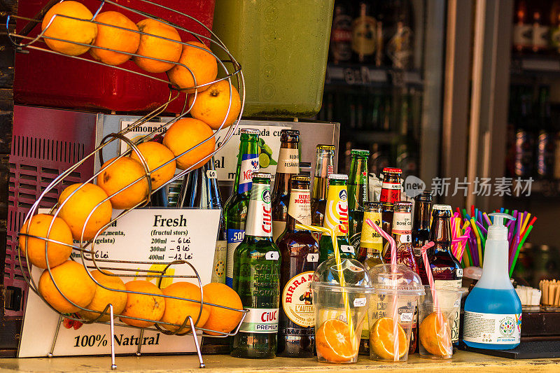 2021年，罗马尼亚阿尔巴尤利亚当地街头市场上出售的饮料和产品