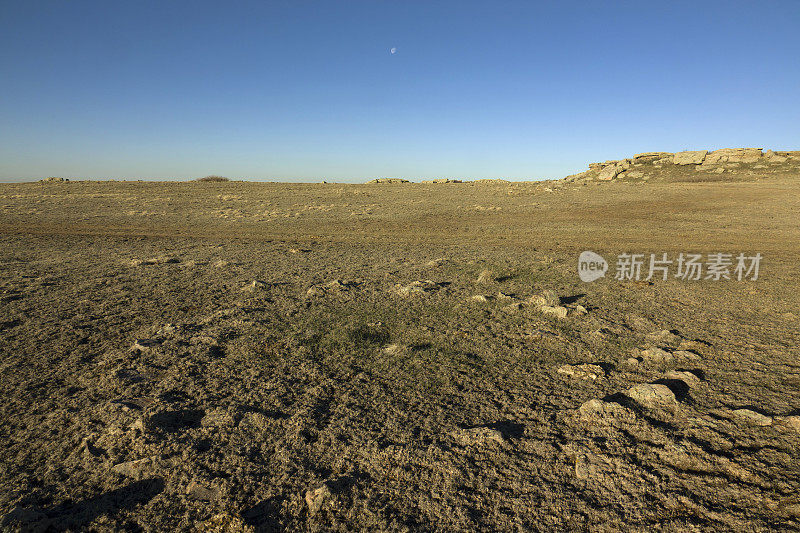 月亮越过洼地石圈，环绕着古老的蒂皮环，波尼国家草原科罗拉多的圆锥形帐篷