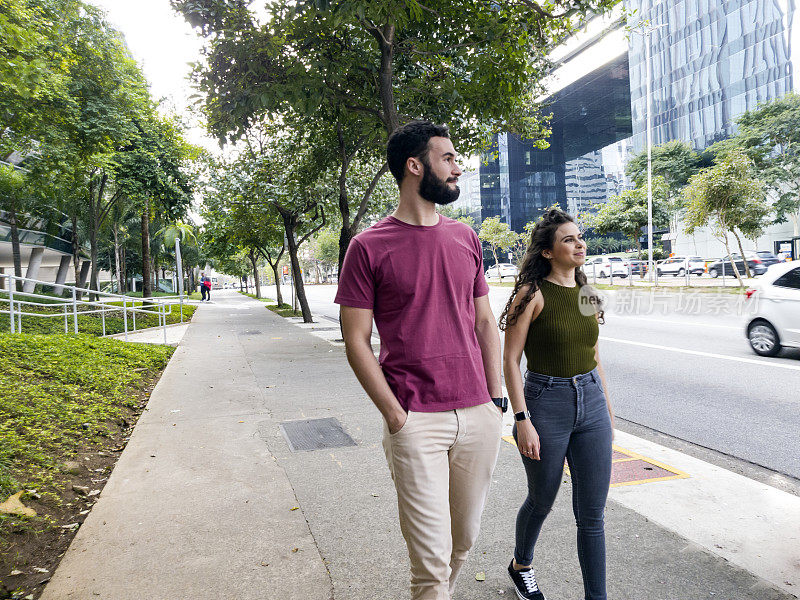 一对夫妇在公园里骑自行车