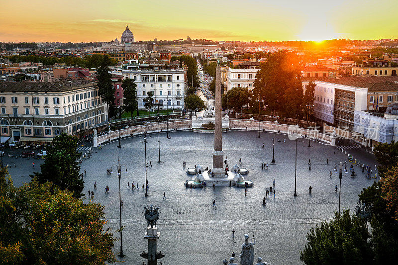 从罗马历史中心的平西奥花园看到的波波罗广场令人惊叹的日落
