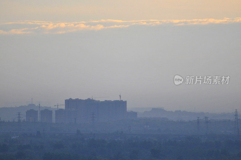 日落中的城市背景