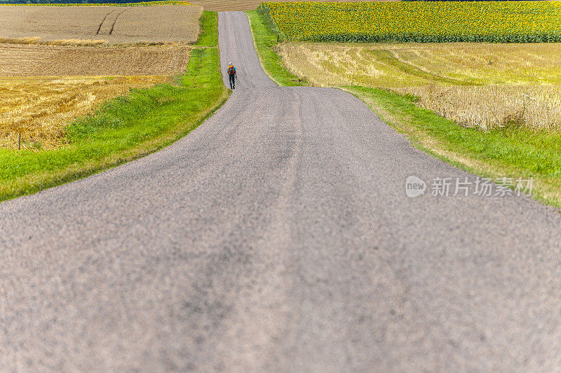 长途旅行。徒步旅行的人走在空旷的路上