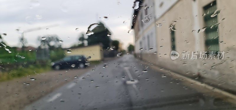 在雨天开车