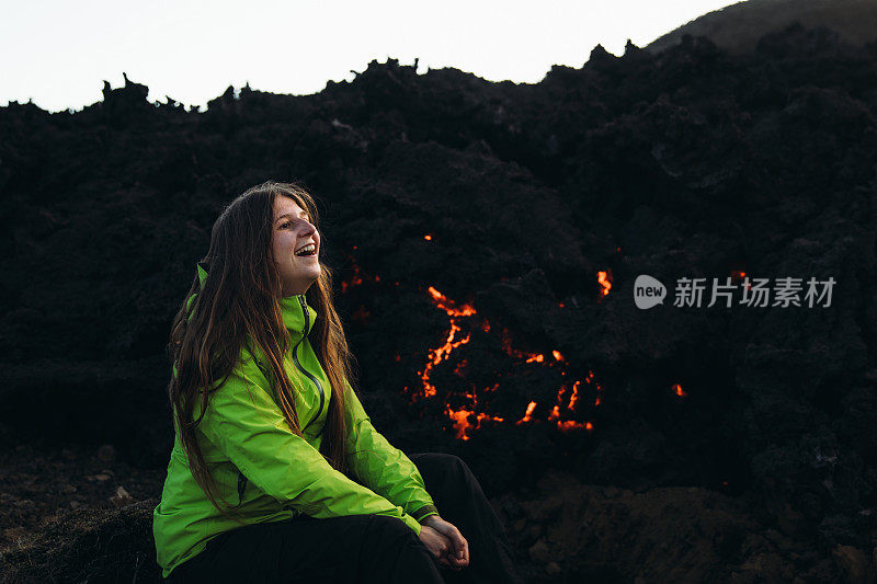 年轻的女旅行者探索冰岛Fagradalsfjall地区戏剧性的火山景观和新鲜的熔岩