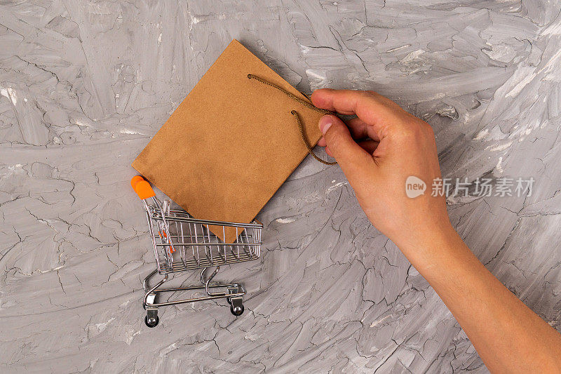 购物车棕色牛皮纸包装带把手，食品配送，销售，消费主义和广告理念。