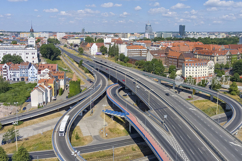 波兰城市高速公路和Szczecin市中心的鸟瞰图