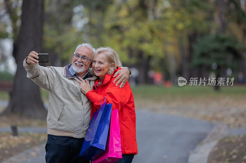 一个老男人和他的妻子在公园里悠闲地散步。