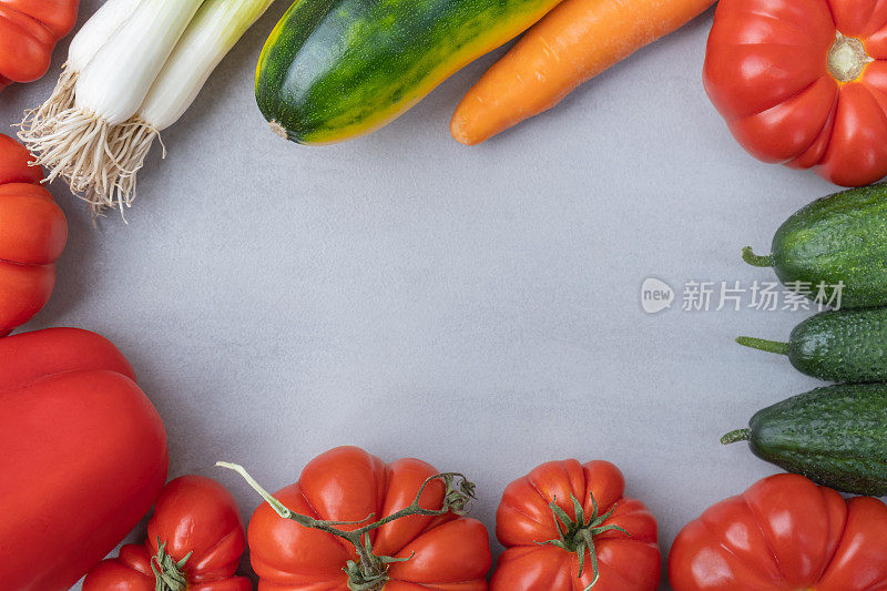 蔬菜类:番茄，黄瓜，西葫芦，大葱，胡萝卜，红辣椒。复制空间顶部视图背景。
