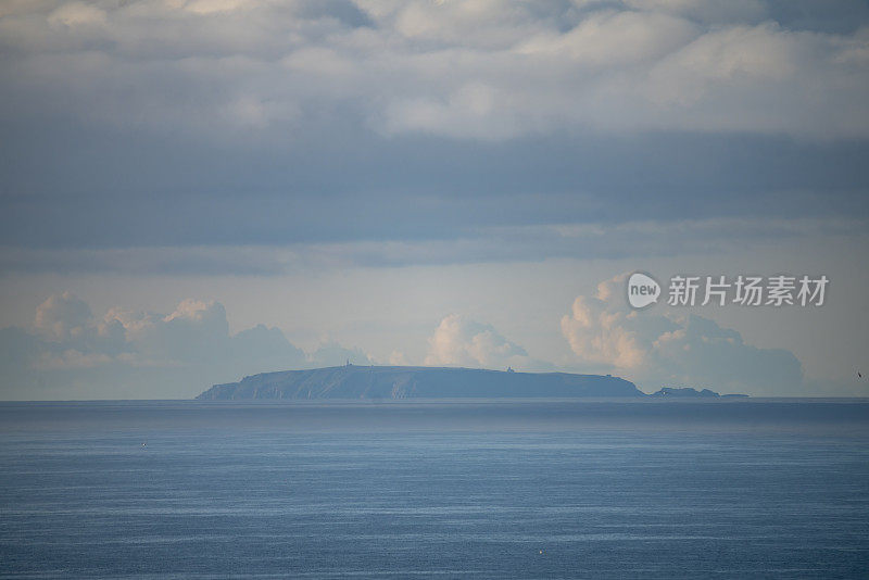 阴霾中的蓝迪岛在康沃尔海岸。