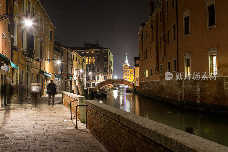 威尼斯大街上的人在夜间都是横着行走和移动的照片