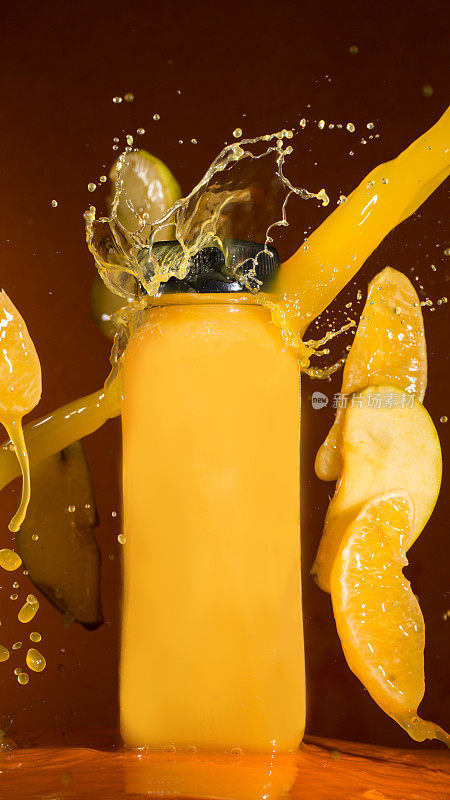 橙汁和水果飞溅