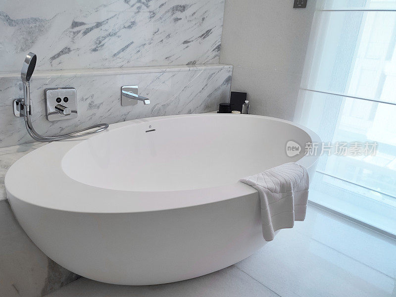 豪华住宅浴室，大型淋浴间，优雅的瓷砖和浸泡浴缸。