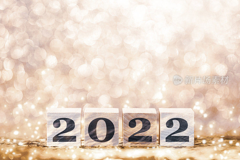 圣诞节和新年黄金年份闪闪发光的背景与数字2022与闪亮和模糊的背景