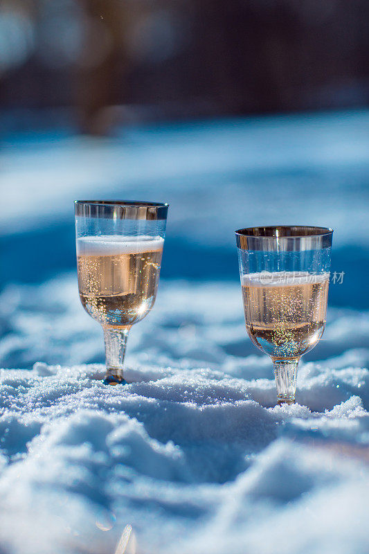 雪地里的香槟