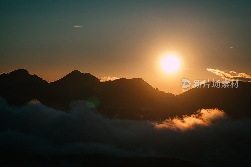 塔特拉山脉和阳光的秋景。云朵飘浮于山峰之上