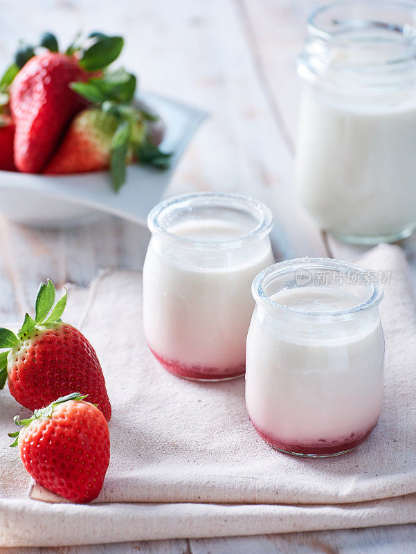 一杯牛奶，新鲜草莓和天然酸奶