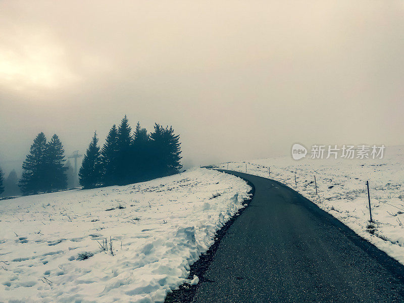 黑森林里雪山上的一条小路。