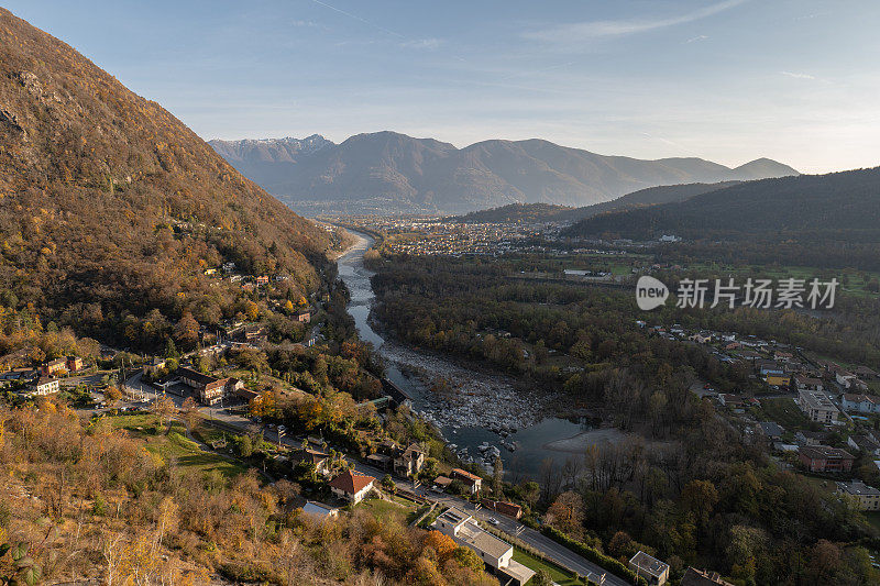 瑞士令人惊叹的山景。市区