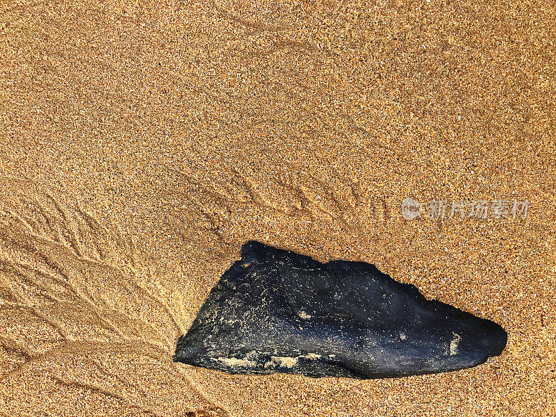 退潮后海滩上沙子的质地