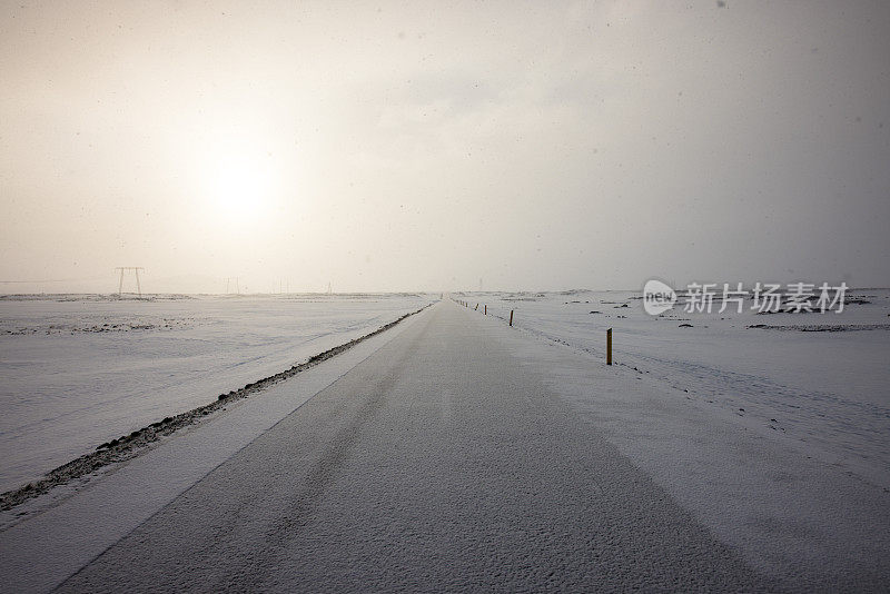 冬天冰岛高原上冰雪覆盖的乡村公路