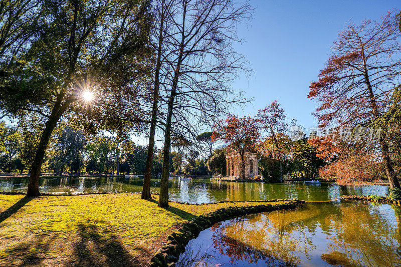 在绿色的罗马中心，波勒塞别墅湖的一幅令人遐想和宁静的秋景